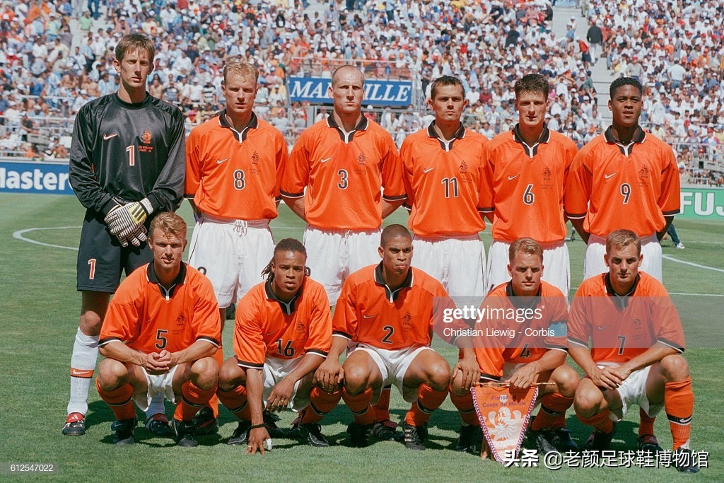 踢翻米兰王朝的贾府少年，身背“杀人犯、强奸犯”恶名的荷兰锋霸