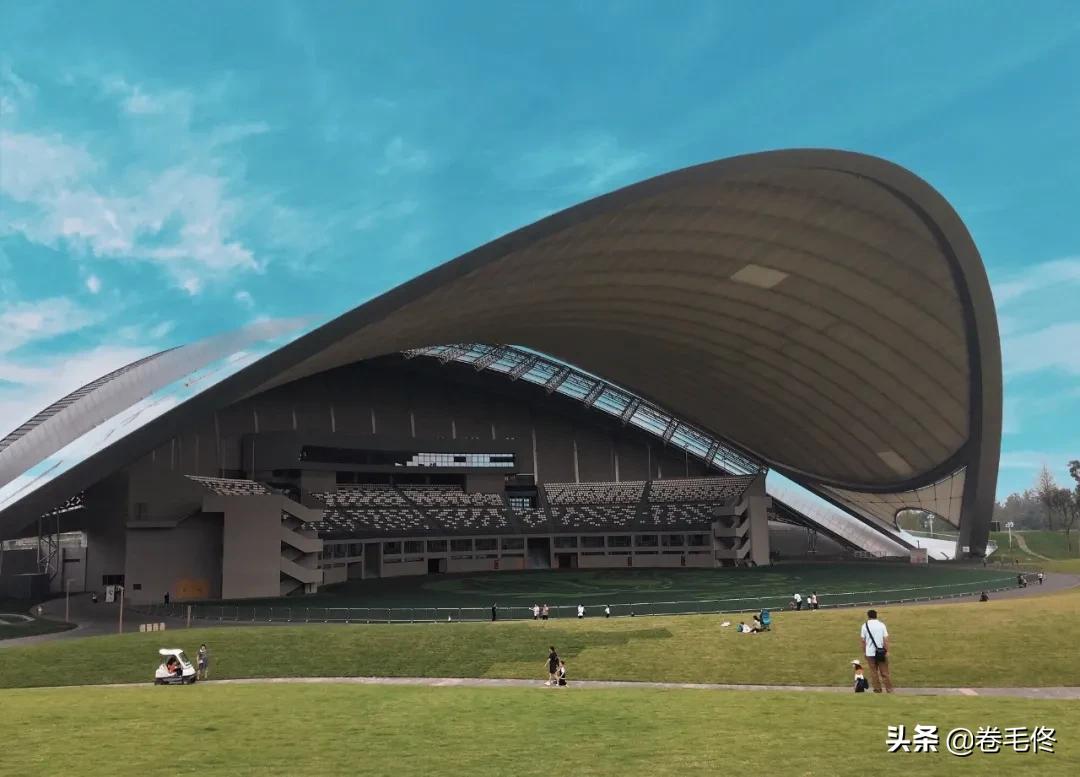 如何拍摄建筑震撼的照片,如何拍出高大建筑和人的照片