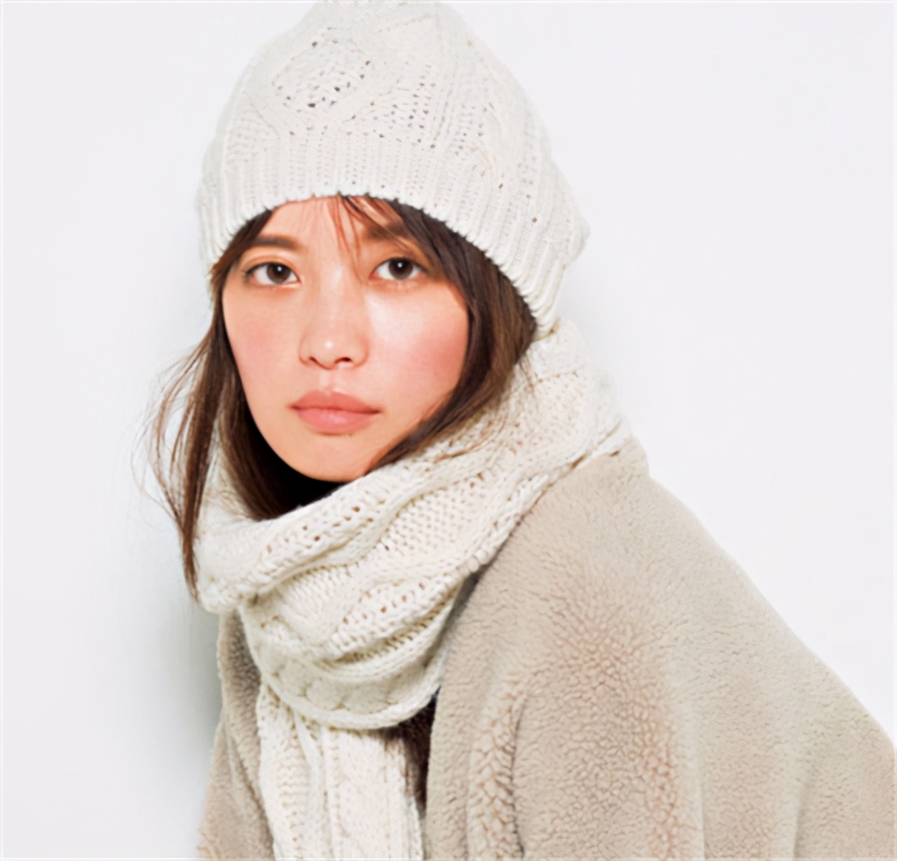 什么样的发型戴帽子好看,戴帽子适合哪一种发型