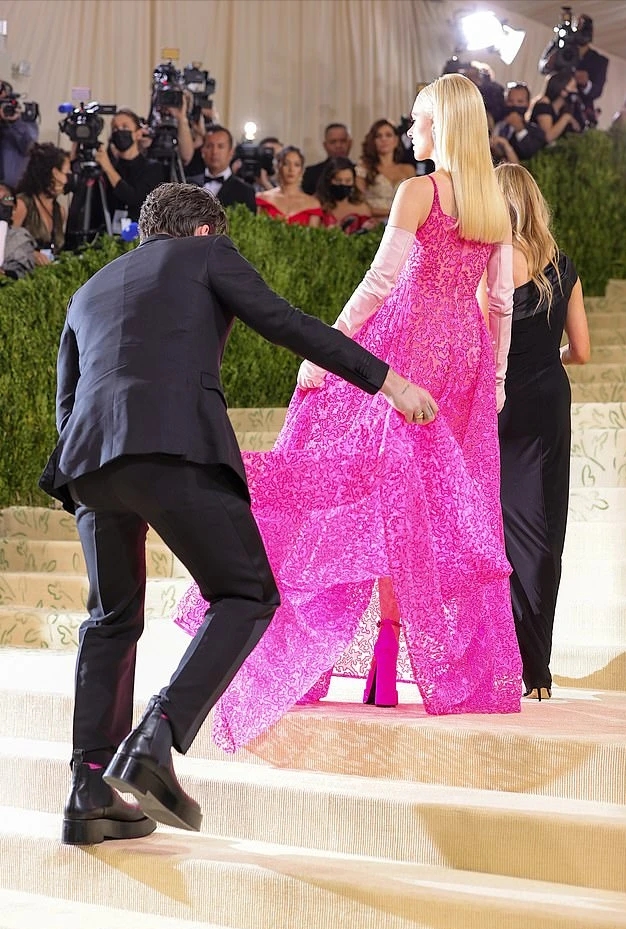 贝克汉姆二公子18岁女友不低调！穿镂空黑裙闪耀亮相，不输准大嫂