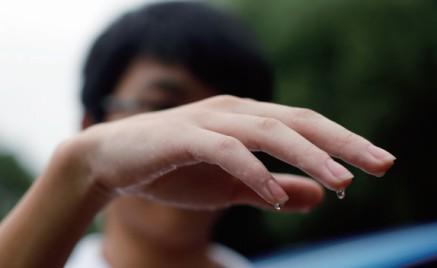 站久了腿肿了用热水敷还是冷水,站久了腿疼小腿肿