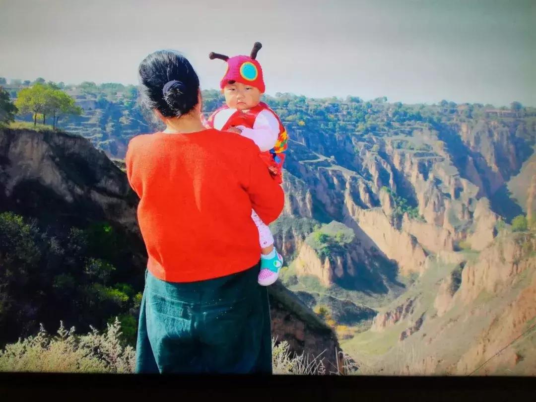 “西北奇葩”阳朵姥姥用报纸、碎布、树叶作画,惊艳!