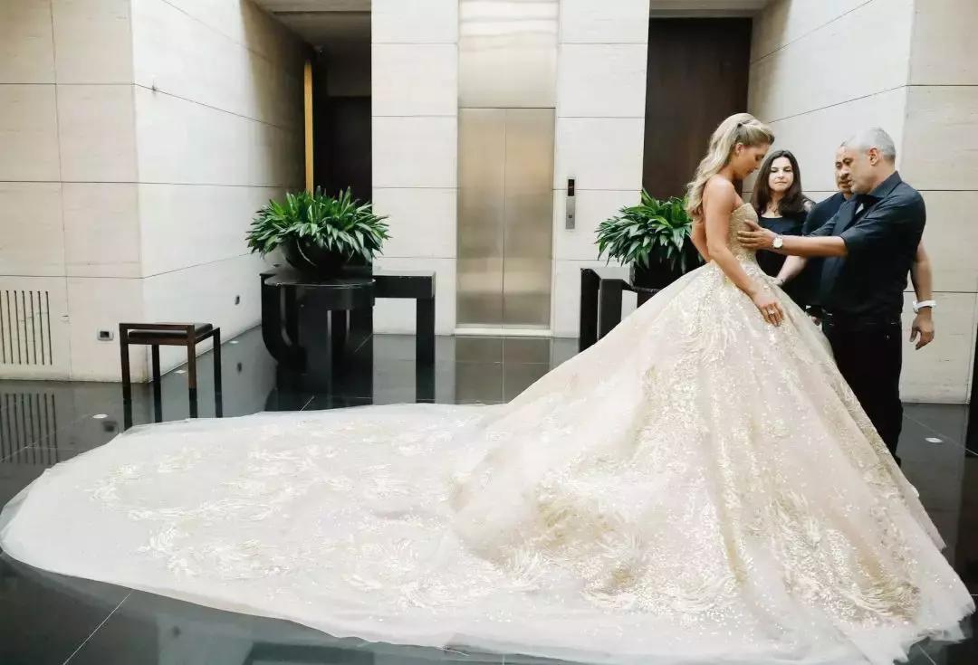 15万颗施华洛世奇水晶,eliesaab婚纱