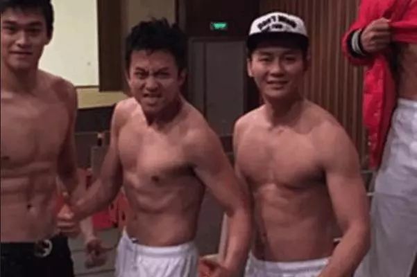大黑牛李晨肌肉照,李晨增肌对比