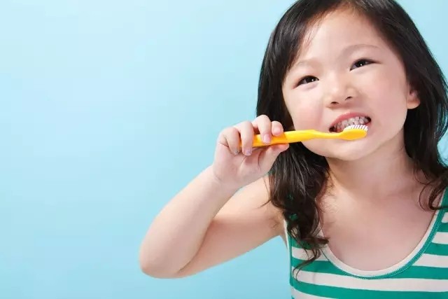 宝宝长牙牙龈肿痛吃什么药,宝宝长牙期牙龈磕流血要怎么处理