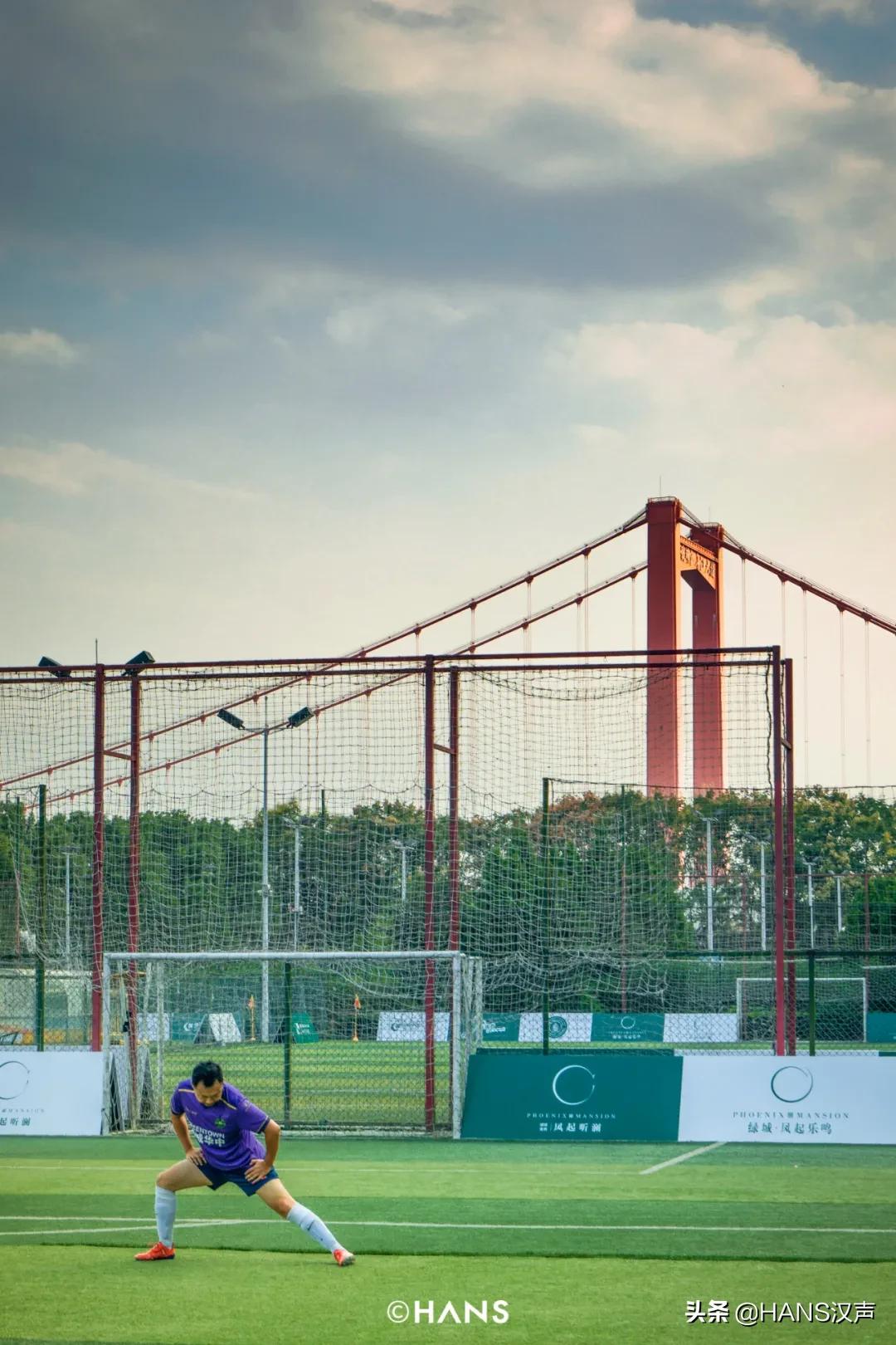 你在武汉球场边吼一嗓，就会认识一位带头大哥