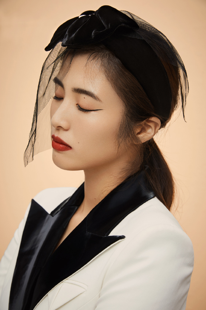 赵丽娜花式足球表演,女足赵丽娜身材