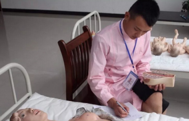 男性通乳师有多痛苦,催乳师弊端