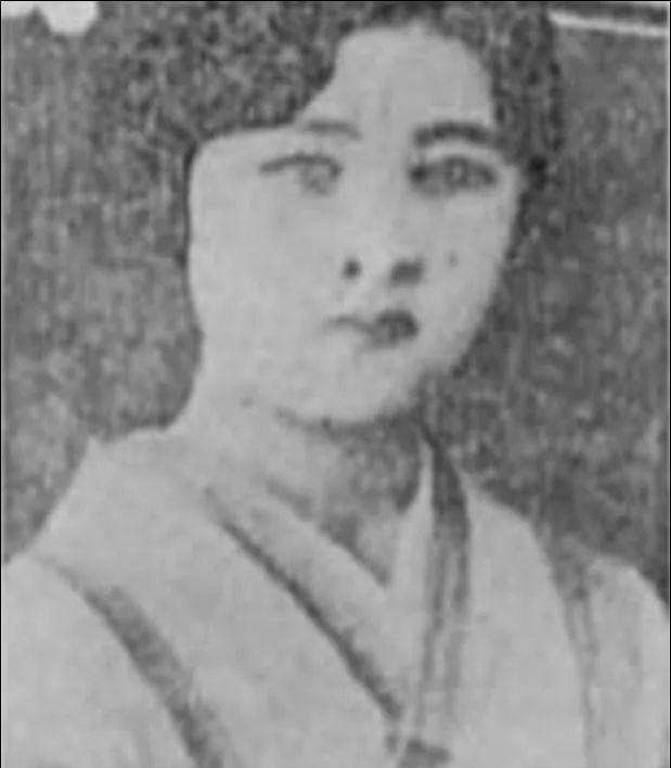 日本恶魔夫妇：妻子自杀为丈夫送行，丈夫下令*杀屠**我国三千村民