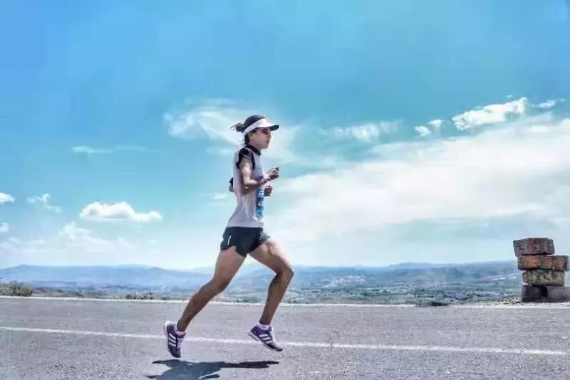 这个女孩子，首马跑2小时50分，首场百公里越野就夺冠