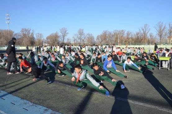 寒冷的冬夜挡不住奔跑脚步,寒冷挡不住小朋友的运动热情