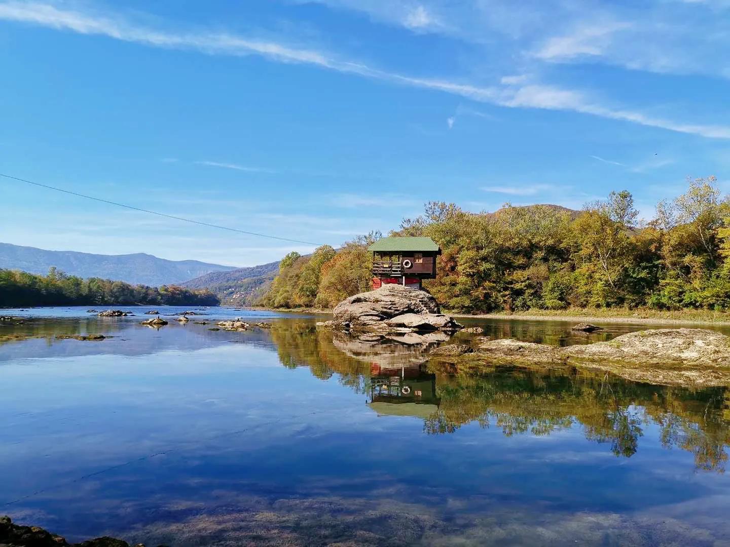 足球少年的小木屋很酷、“圣诞小镇”的秋天很美