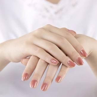 王凯手被投保3600万?林更新堵车时不忘涂手霜,我承认自己不精致