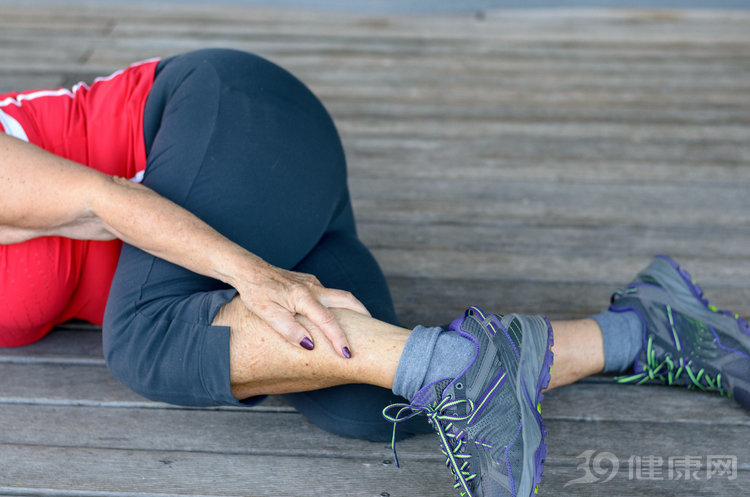 老人最近腿抽筋是什么原因,老年人腿抽筋是缺钙引起的吗