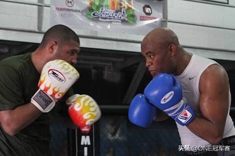 精确制导炮弹打击效果,精准制导导弹和炮射导弹