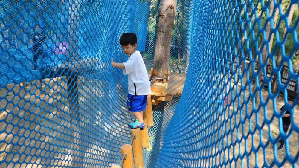 足球小镇建业网红桥,建业足球小镇攀岩