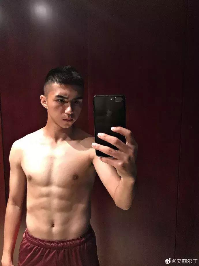 我不是白斩鸡!国足小将发微博自证好身材