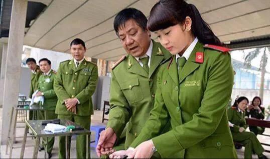 拿lv包的越南女兵,女军官手提lv包