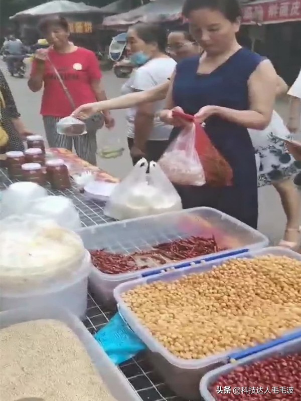 地摊现场制作香辣酱方法,地摊现做现卖香辣酱创业不靠谱