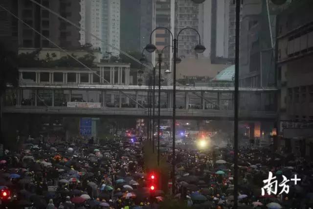 港警鸣枪示警！出动水炮车！直击香港荃湾*乱暴**