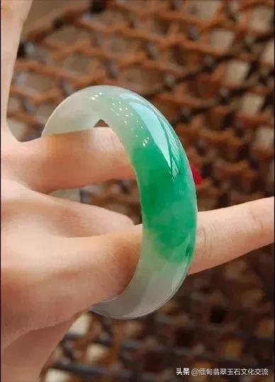 怎么辨别翡翠手镯好坏图解,翡翠手镯好坏最简单方法