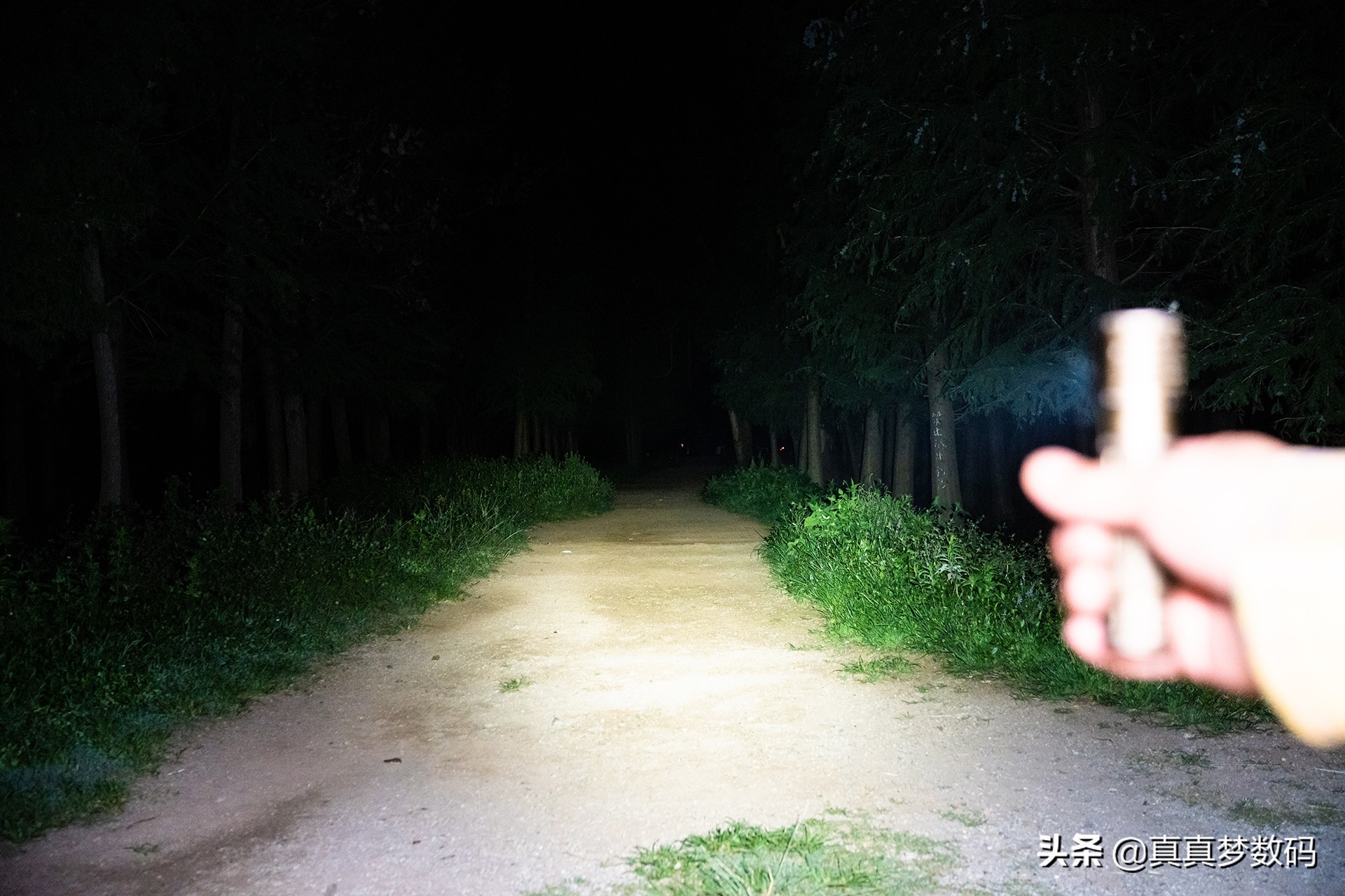 2021强光手电选购经验篇一:盘点我的高性价比强光手电筒