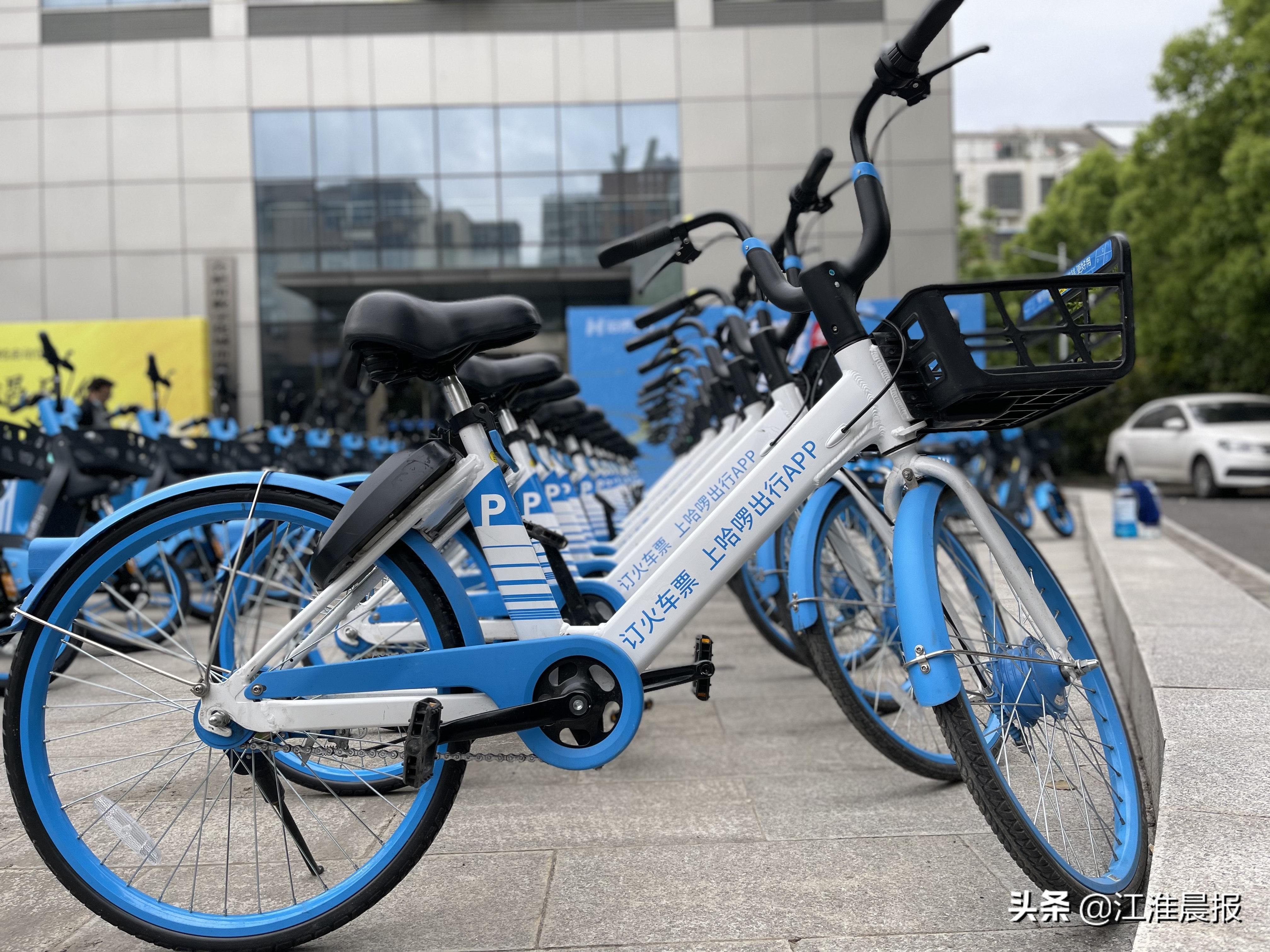 哈啰新车“云骑”亮相合肥！更加舒适好看用户体验全面升级，90度智能停放助力管理更有序