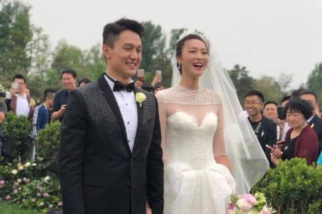 女排神话背后的艰难爱情：异地离婚、13年长跑、瘫痪相守、远嫁