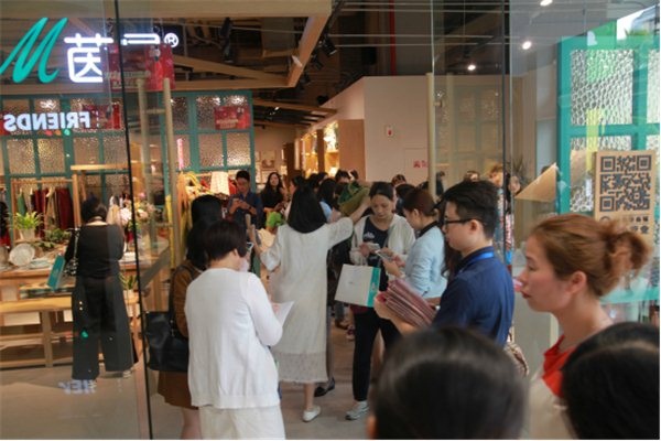 茵曼也做“微商”了，据说大卖！网友：能把服装质量先搞搞吗？