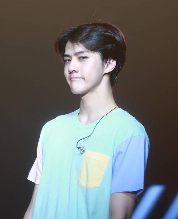 张艺兴让霓虹粉丝看抗日剧,张艺兴看金钟仁新歌