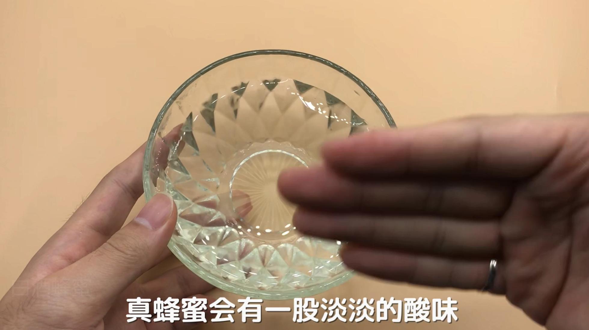 判断真假蜂蜜加水一晃便知,只需一滴油轻松辨别白酒真假