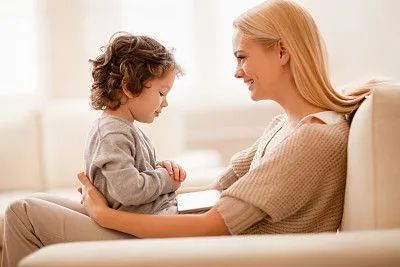 宝宝不愿意自己走路要抱,宝宝不愿意走路不抱就哭