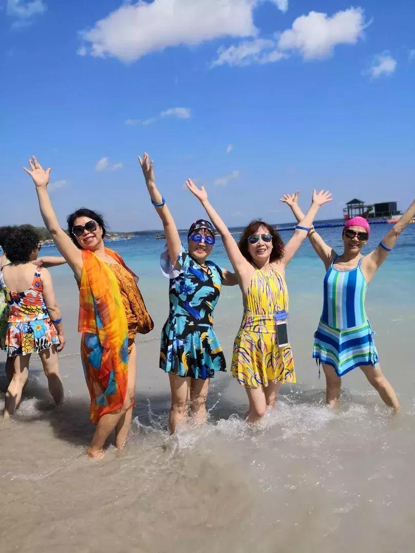 中国大妈旅游拍照姿势五角星,中年大妈拍照摆拍动作