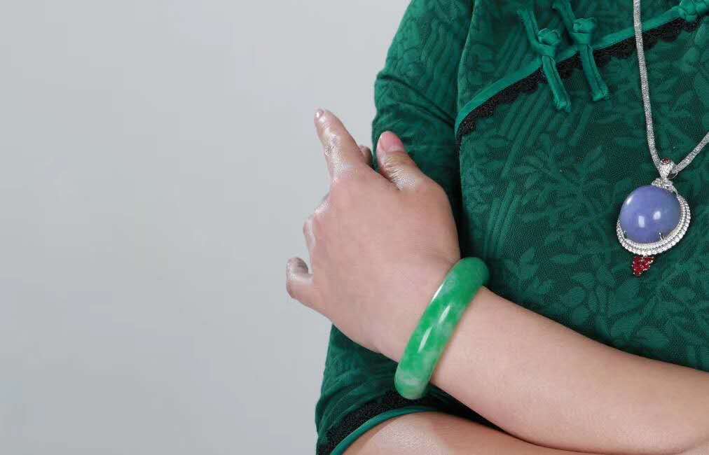 翡翠手镯怎么戴最好看,翡翠手镯会越戴越润吗