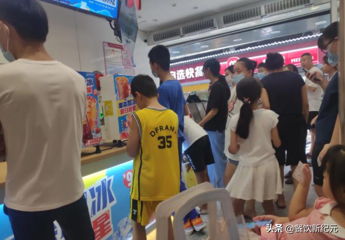 江西南昌，女子在奶茶店泡脚，走红朋友圈，网友：老板太有才了