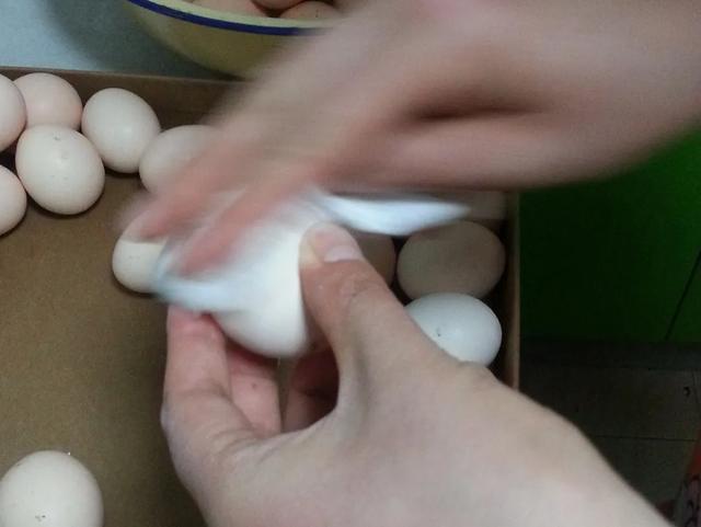 现在腌咸鸭蛋最合适，3步搞定，半个月就能吃，个个金黄起沙流油