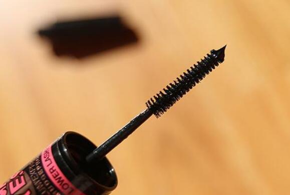 眼影碎钻干了怎么补救,眼影碎了一点点怎么办最有效