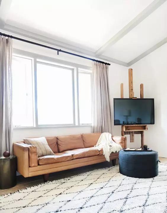 客厅可以有电视，但不该成为主角，它们可以摆成这样