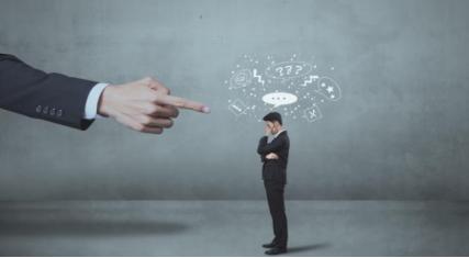 曾经的富豪现在沦落街头,曾经的富豪沦落到街头要饭