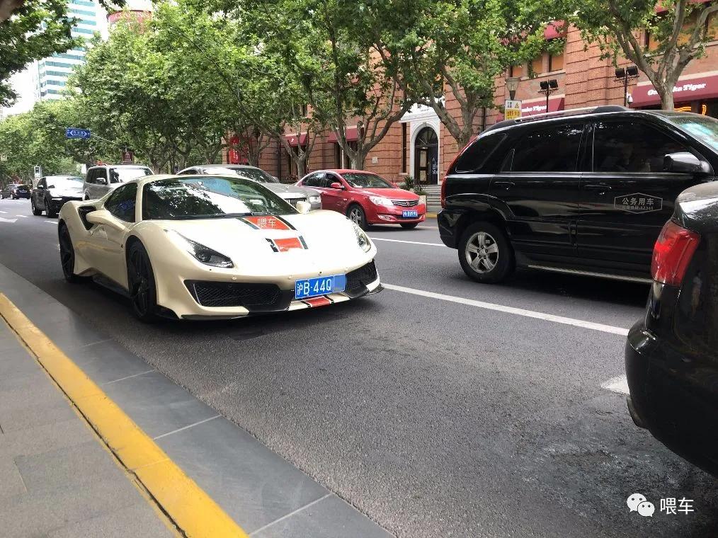 蒋鑫开法拉利上街,车牌特意选带4的,旁边的劳斯莱斯被吸引