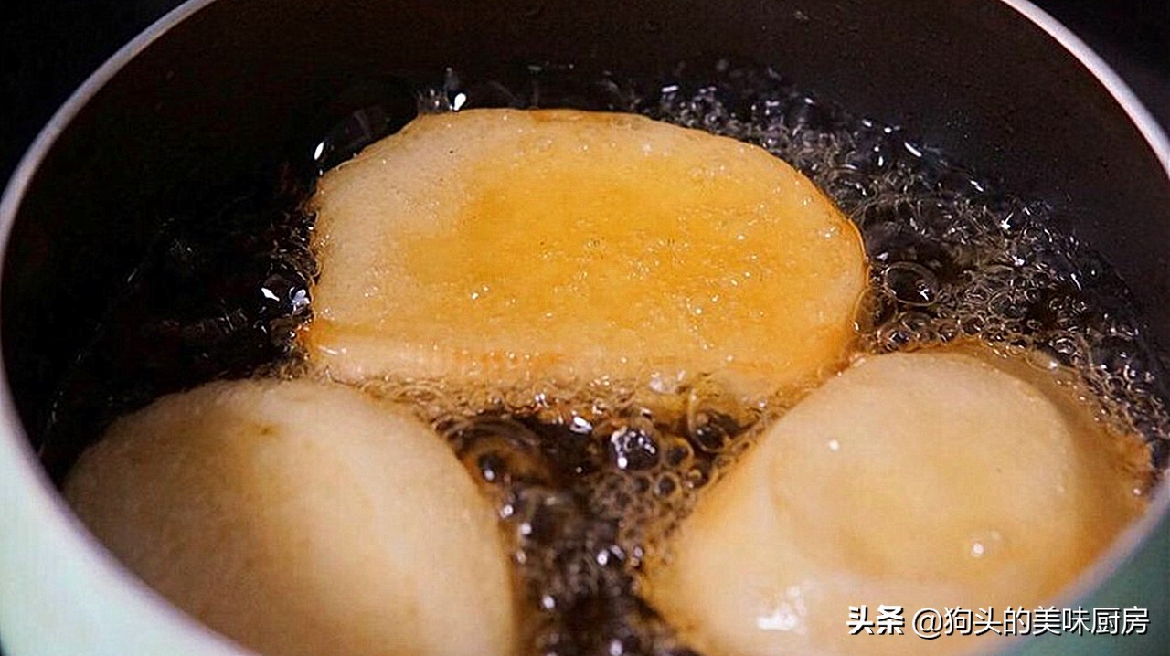 空气炸锅炸馒头片沾水做法,馒头切成小块裹上蛋液的做法