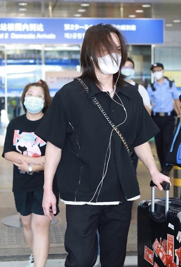 尹正穿黑皮衣图片,尹正硬朗帅气写真