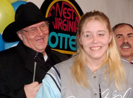 老人花光巨额家产完整版,老人中21亿彩票6年败光致家破人亡