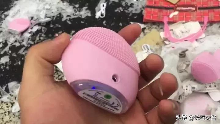 高速上发生车祸女子救人,高速惨烈车祸女子死亡