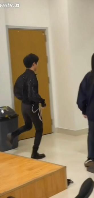 周深讲述自己第一次听到周深唱歌,周深的话筒为什么一般人不用