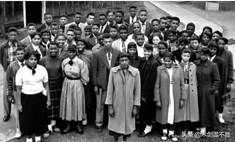 海明威对硬汉与迷惘的理解,海明威太阳照常升起中的硬汉形象