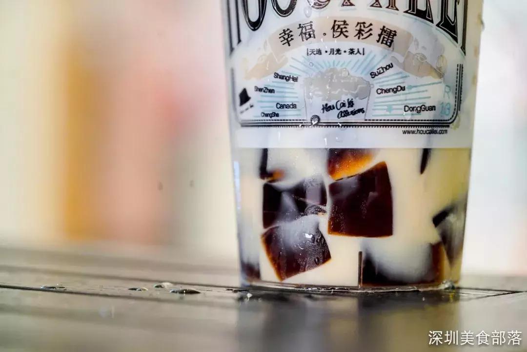 跨世纪的黑砖奶茶店，每天卖30块“金条”