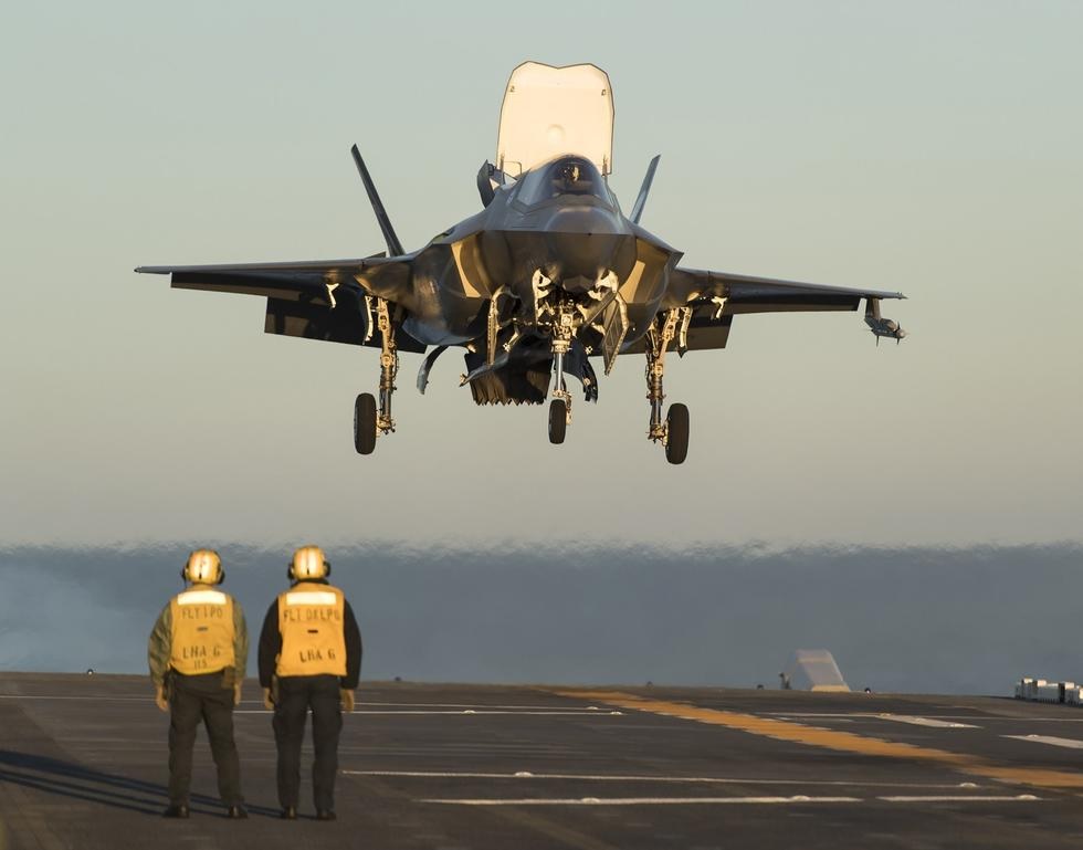 美军两栖攻击舰起火,美国二栖攻击舰和075对比