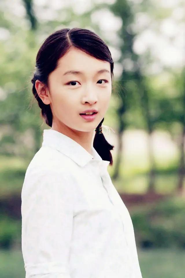 周冬雨父母身份背景被曝光，让人出乎意料。网友：怪不得这么优秀