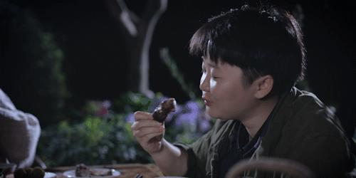 用废弃木床做书架,多功能流觞曲水桌